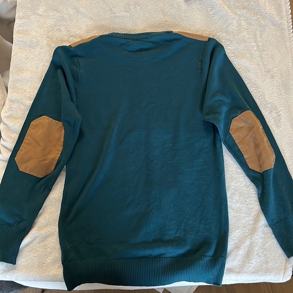 Long sleeve shirt with elbow patches. - Picture 2 of 3